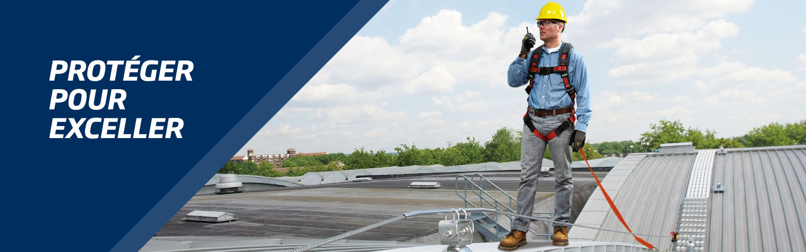 Consultation pour la protection contre les chutes bannière de haut de page - Un homme portant un équipement de sécurité pour le travail en hauteur se tient sur un toit et communique par radio avec son équipe.